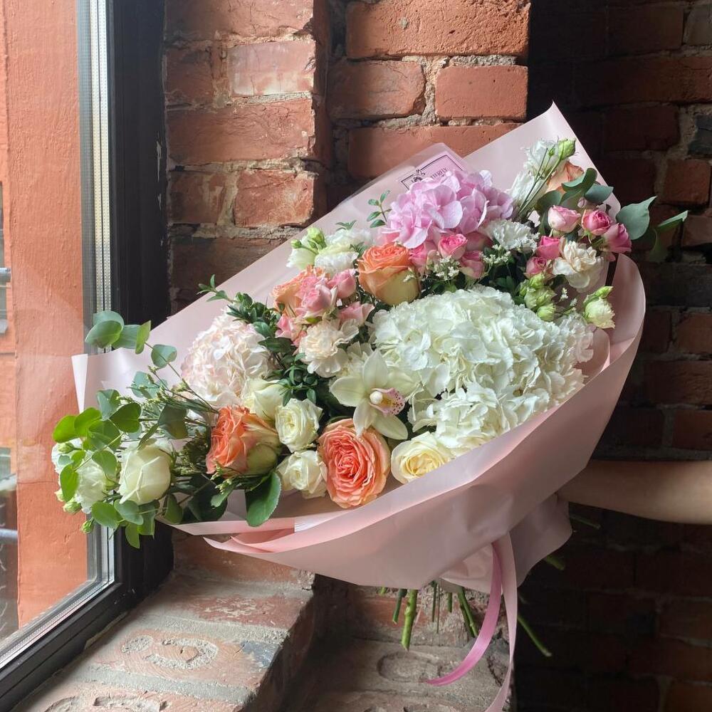 Букет из гортензий, диантусов, самшита, цимбидиума, роз, эустомы и лимониума в стильной упаковке 