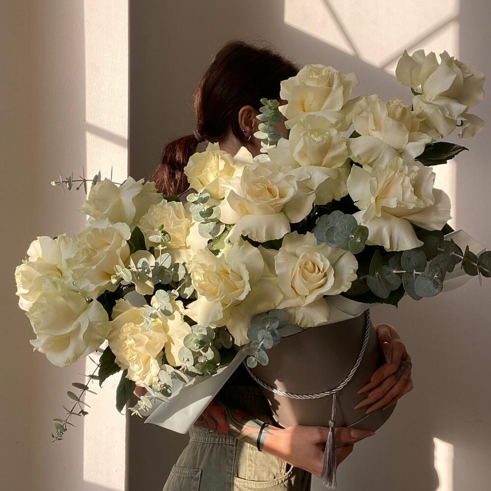 Розы 15 шт с эвкалиптом в тубусе