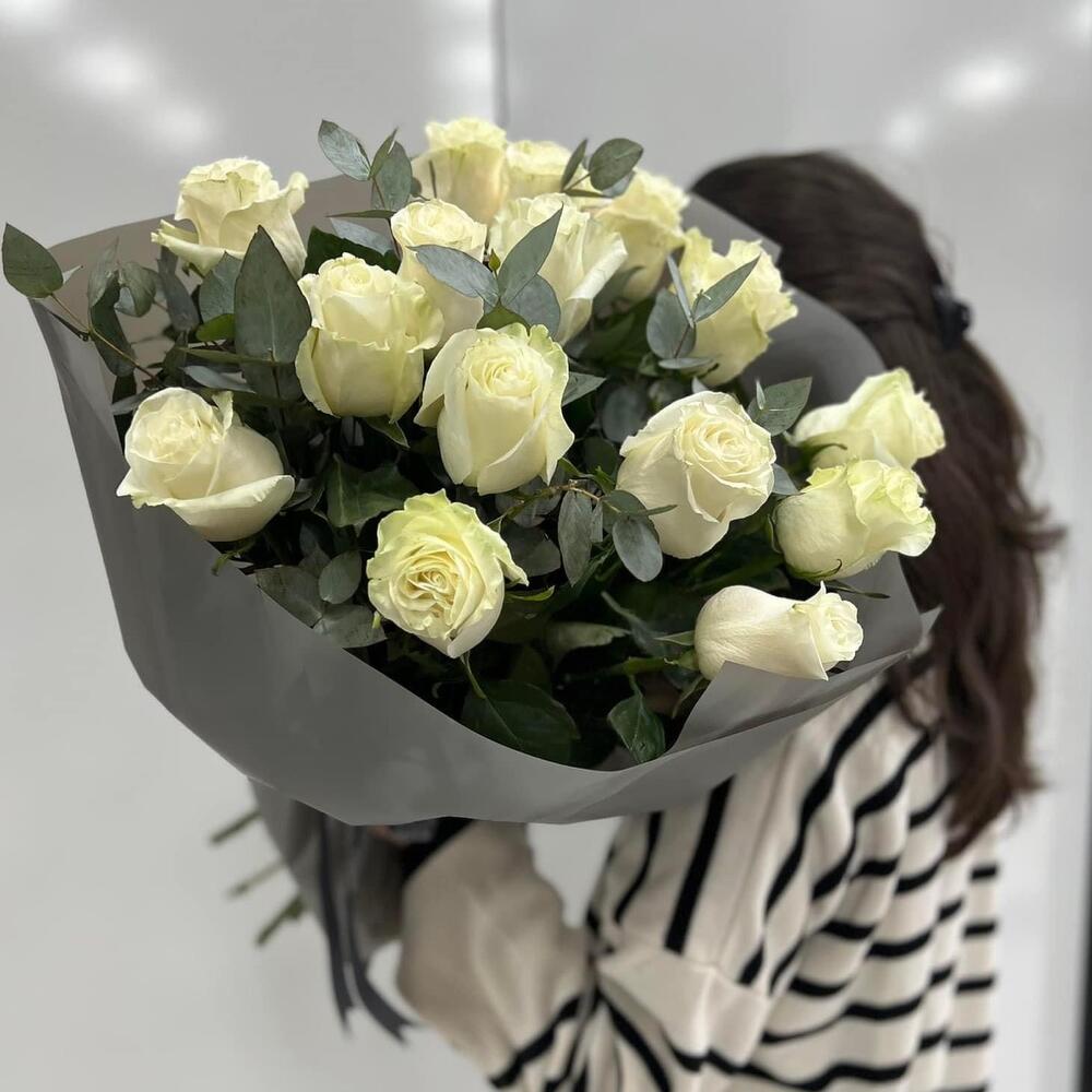 bouquet of white roses